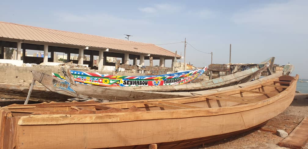 Pirogue en construction à Rufisque au Sénégal par les jeunes de l'Arria et de la maison des éclaireurs